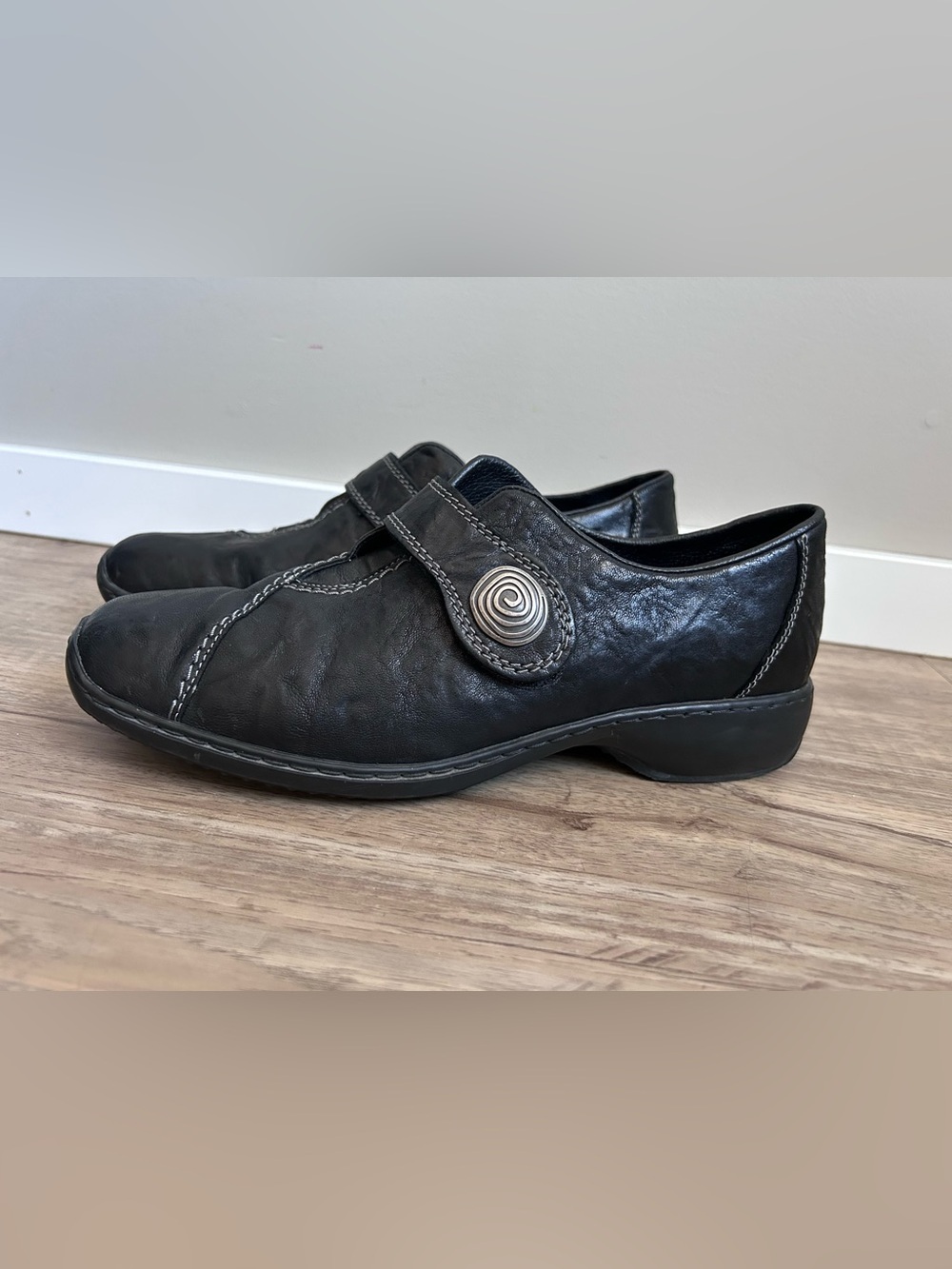 Rieker L3870-00 black leather women's shoes swirly button Slip-On Loafer comfort